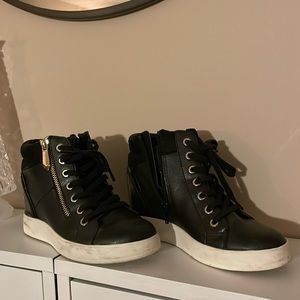 Aldo heel running shoe